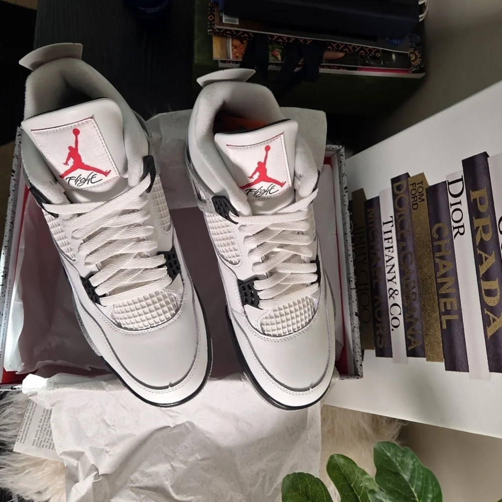 NEW NIKE AIR JORDAN 4 RETRO 